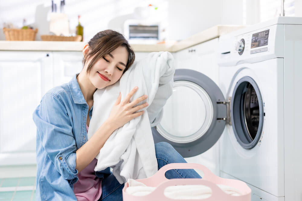 一人暮らし用の洗濯機を選ぶ際は、適切な容量と置き場所に収まるサイズのものを選ぶのがポイント。また、乾燥機能があるものや、タイマーがついているものなら、洗濯の効率が良くなります。必要な機能や洗濯の頻度を考えて、自分に合った洗濯機を見つけてください。