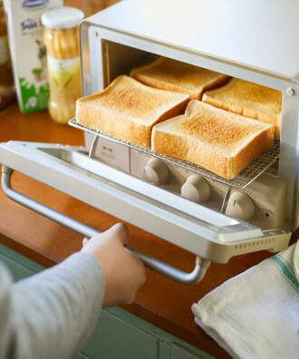 スリムなサイズ感でありながらも、 トーストが4枚同時に焼ける庫内は広々。家族の多い食卓でも活躍します。
