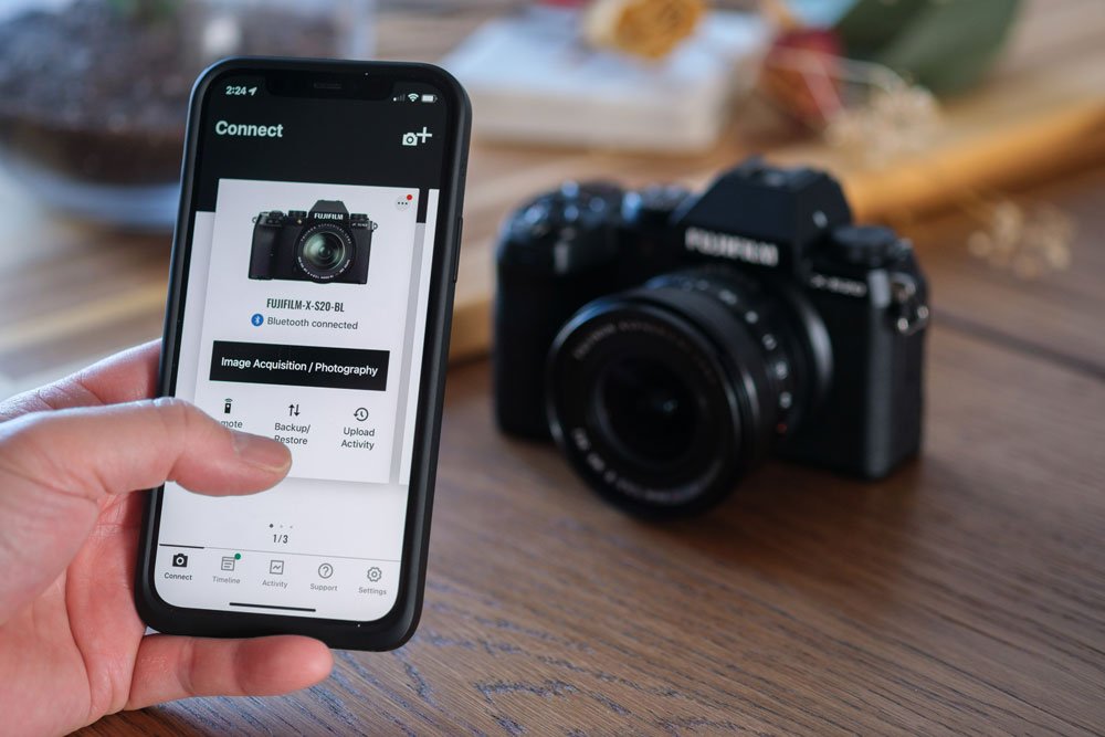 X-S20は新しいアプリ「FUJIFILM XApp」に対応。安定性が強化された無線通信を通じてカメラ内画像をスマートフォン端末で受信・閲覧したり、スマートフォン端末からX-S20をリモートで操作できたりと撮影をサポートします。